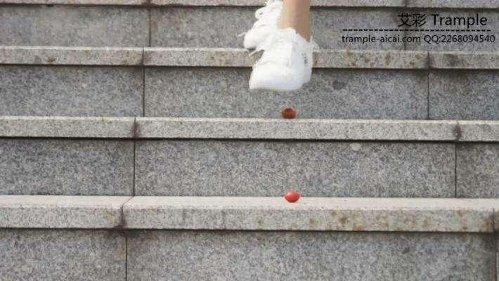 大一两位美女学生的户外美足秀