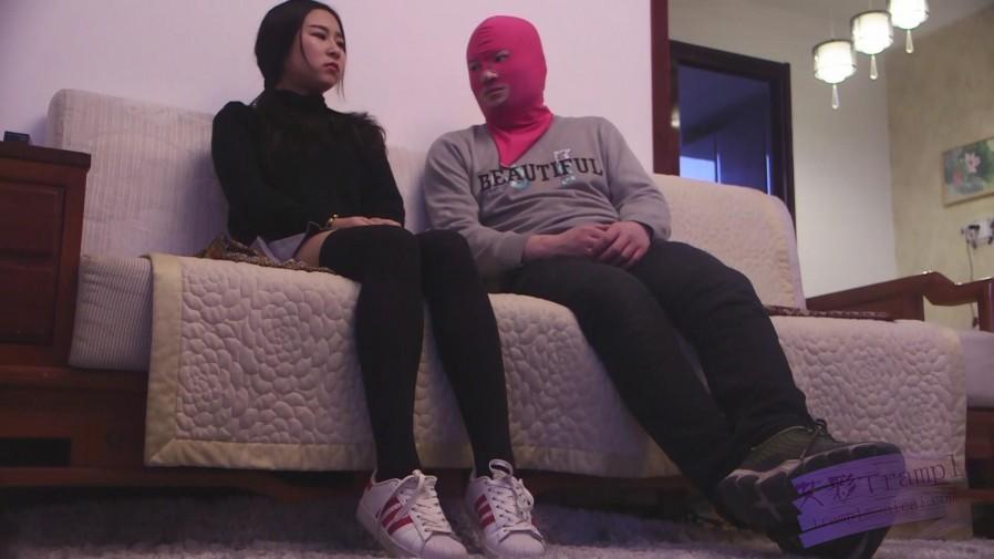 艾丝：哥哥父亲要求艾丝乱伦踩踏