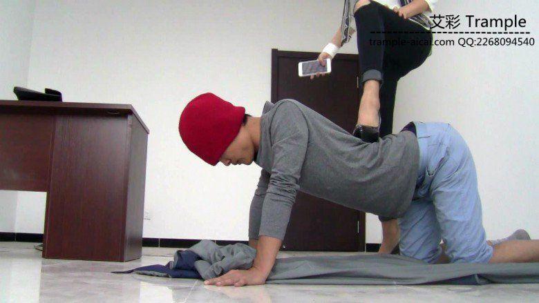 冰冰女主跨步羞辱骑乘贱狗！