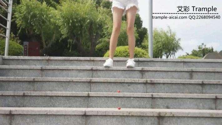 大一两位美女学生的户外美足秀