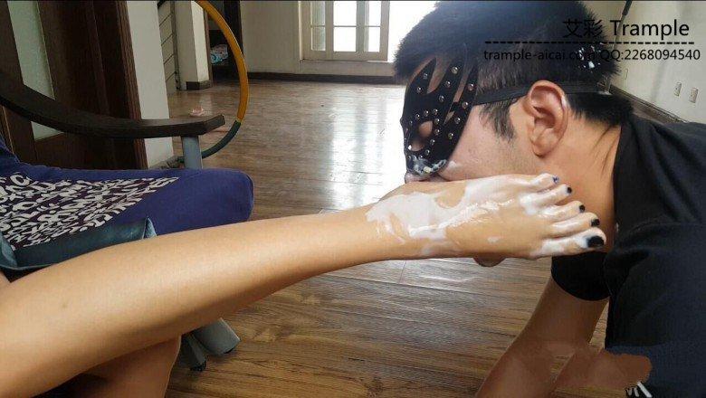 最新艾丝女王居家系列—–裸足喂食贱狗酸奶