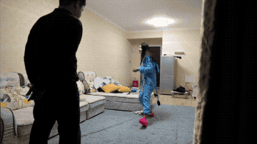 洛芸睡衣无作假暴力踢裆