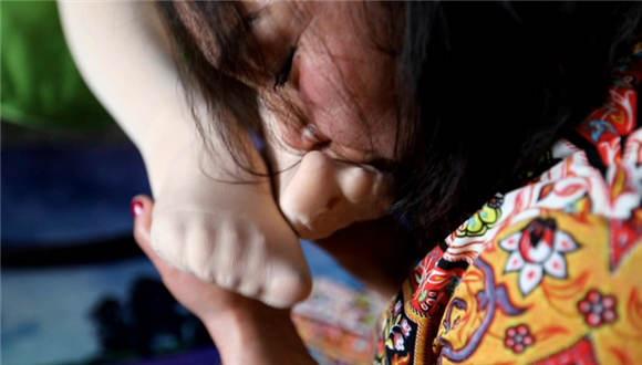 【冰时代】50岁老母狗惨遭年轻嫩模凌辱脚虐