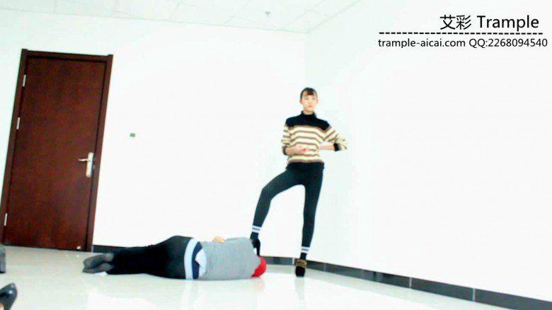 00后女主高跟踩踹贱狗身体下体！