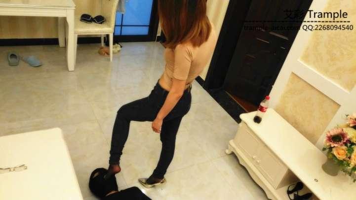 偷闻姐姐袜子的下场