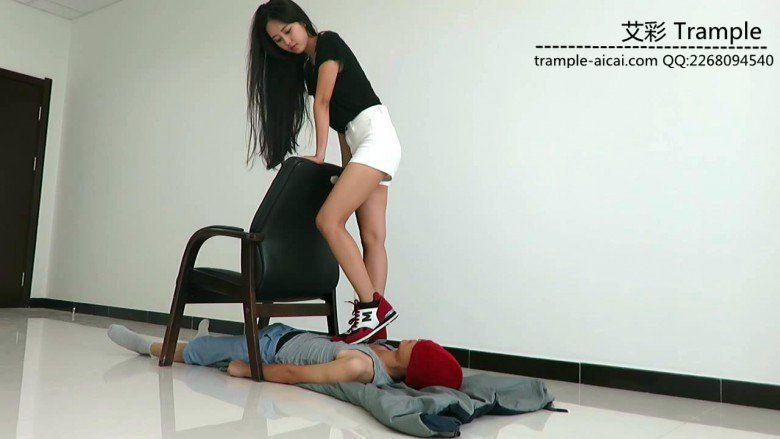 漂亮老师天依女主运动鞋践踏贱狗在贱狗身上跳起椅子舞！