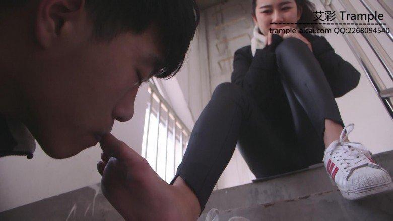 艾丝女王—-室外楼梯帆布鞋裸足调教贱狗