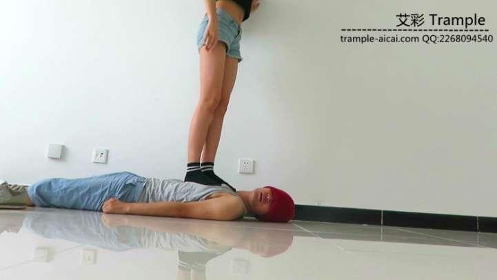 00后天使女主运动装坐身+棉袜踩全身！
