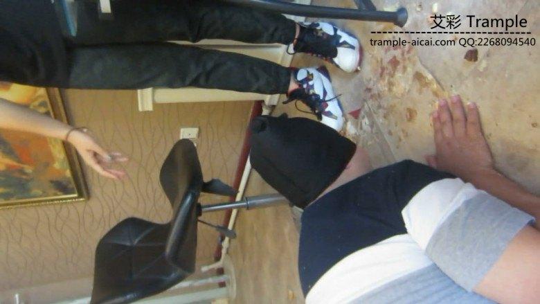 篮球长腿美女aj脏篮球鞋踩踏喂食语言羞辱 篮球长腿美女aj脏篮球鞋踩踏喂食语言羞辱