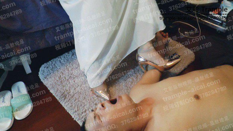 馨雨礼服金色高跟鞋踩踏