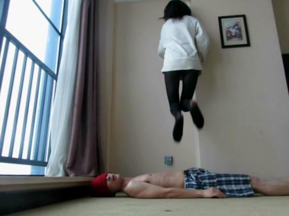 【甜美媛主】黑丝插气管全体重踩头！