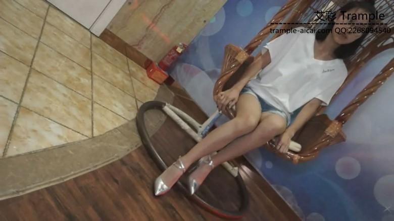 校园主持人高跟鞋踩踏