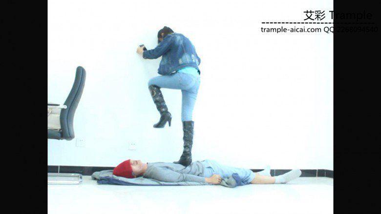 萌主棉袜+长靴虐踩贱狗下体及全身！