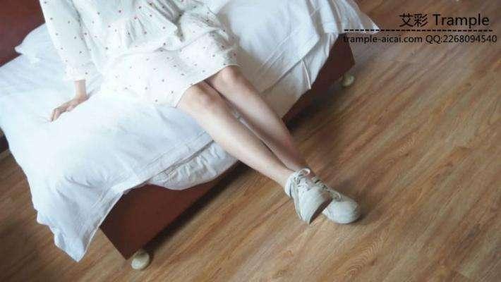 某工商大一两女学生帆布鞋的初次踩踏