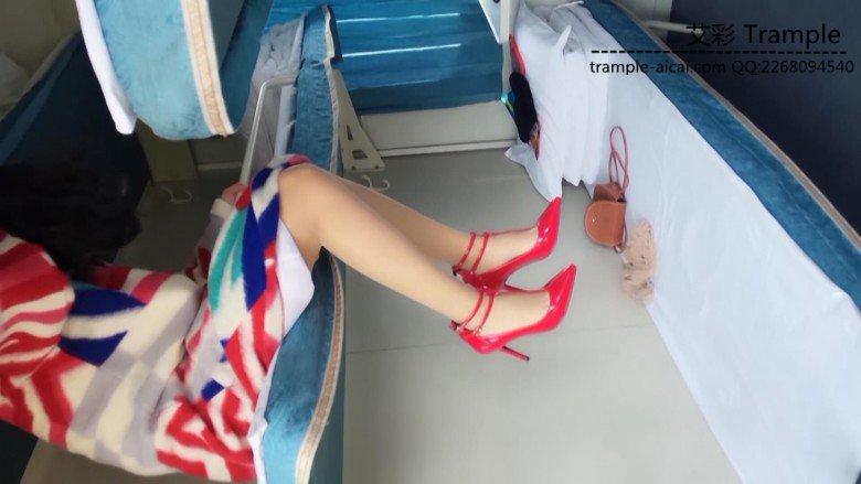 艾丝女王-火车卧铺上的丝足高跟展示
