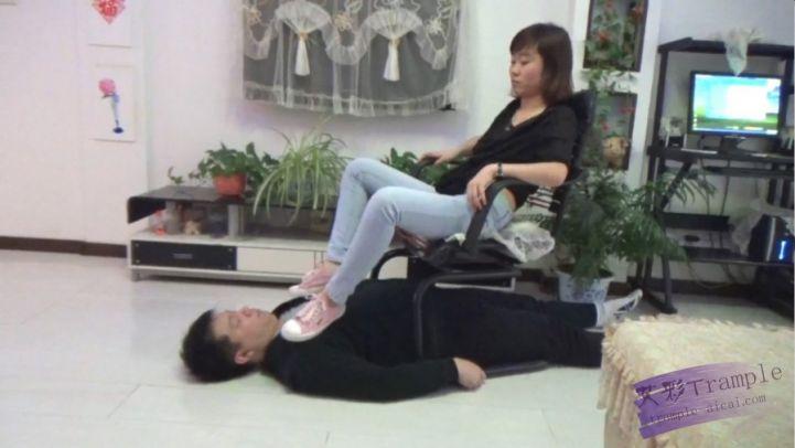 奴隶给主人按摩