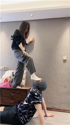 【素人抽水机】素人小姐姐-毛拖鞋白袜踩虐 bf52211