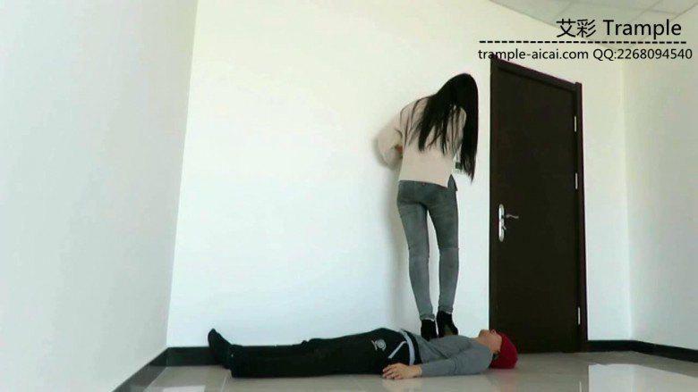 超美冷傲天依女主高跟短靴对贱狗踢踹、坐腹及全体重踩踏！