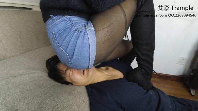 90妹子黑丝牛仔短裤坐脸