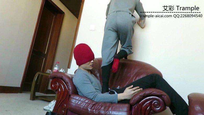 12侑主蹦跳踩踏棉袜脚耳光窒息坐脸玩弄贱狗！