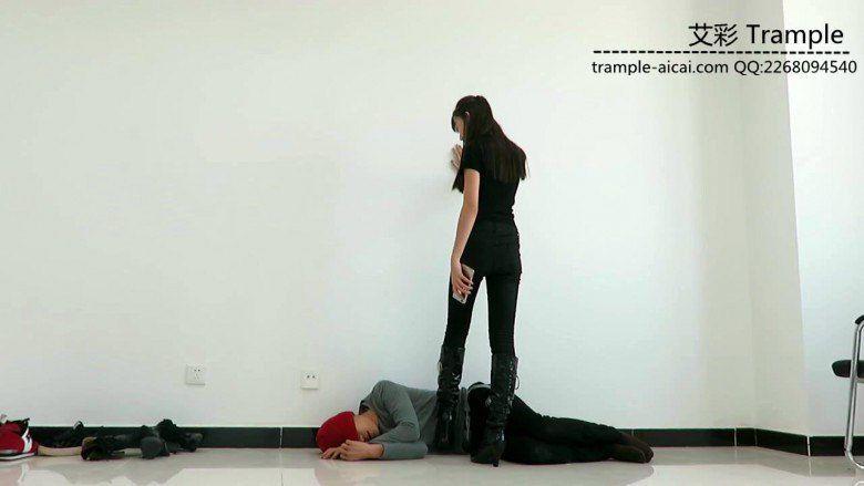 00后天使女主皮靴骑乘贱狗爆踢肋骨全体重踩！