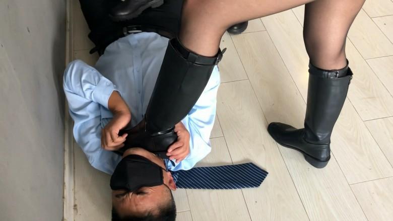 女职员怒惩变态上司