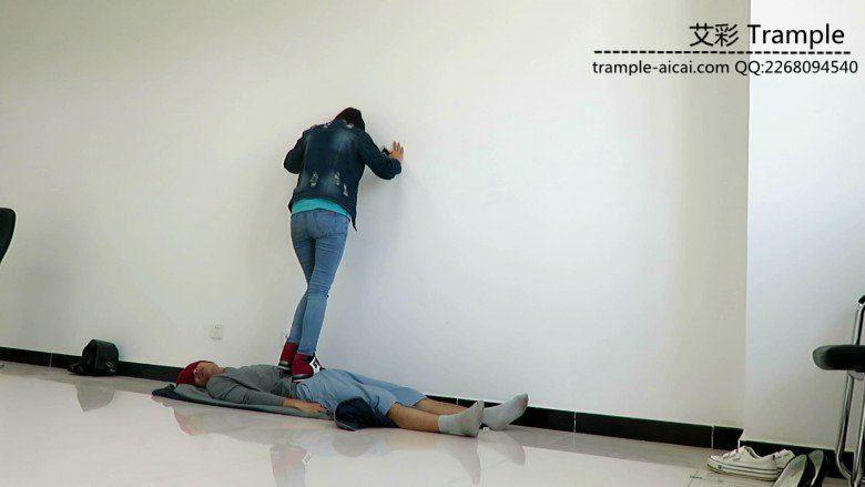 萌主运动鞋践踏贱狗30多分钟！