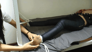 调皮学生挑衅老师 互挠脚心