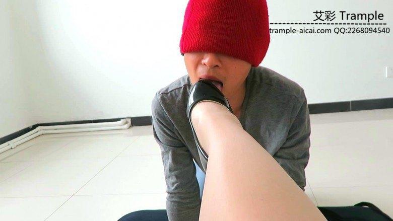 贱狗跪舔00后天使女主肉丝高跟！