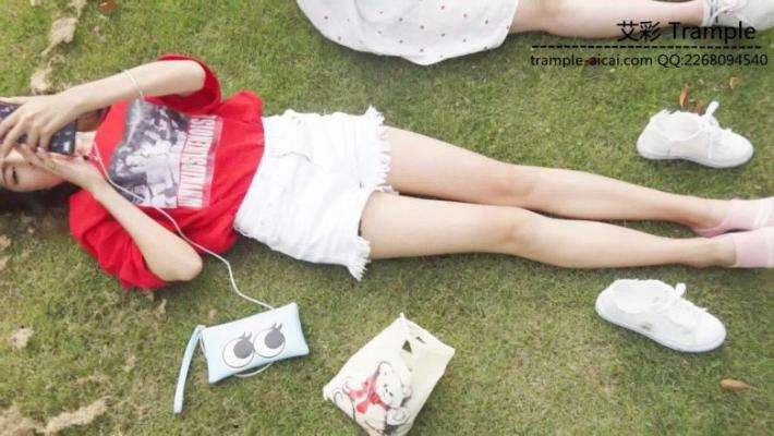 大一两位美女学生的户外美足秀