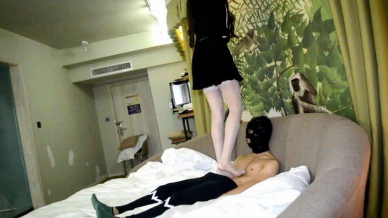 『奴隶岛』—萱萱性感白皙长腿 踩虐恋足同事