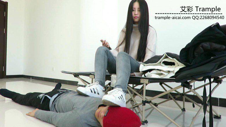 超漂亮老师天依女主棉袜堵嘴，裸足踩脸！