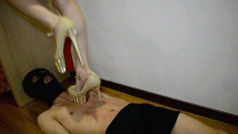 『奴隶岛』—金色防狼高跟鞋踩踏，踢下体，对付色狼