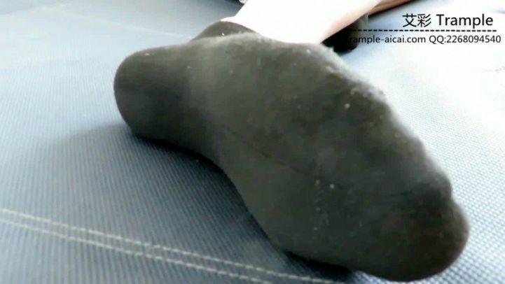 偷舔熟睡中的00后天使女主鞋底闻棉袜！