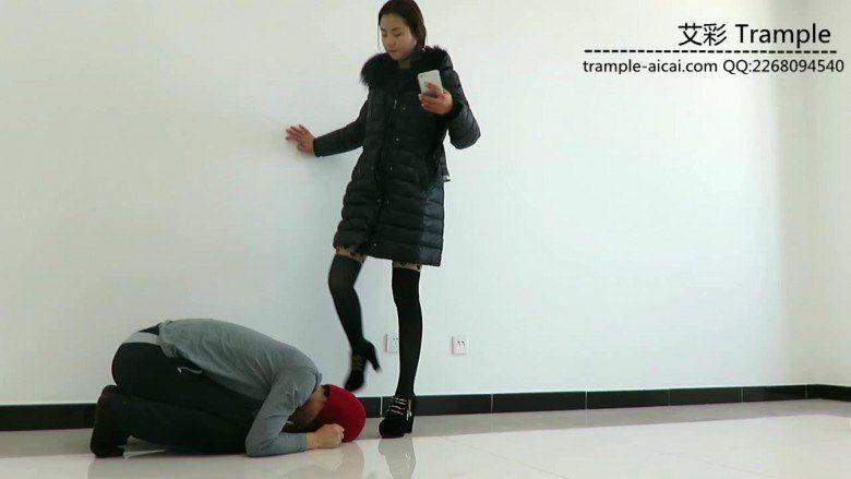 甜美媛媛女主高跟黑丝踢踹贱狗下体暴打贱狗！