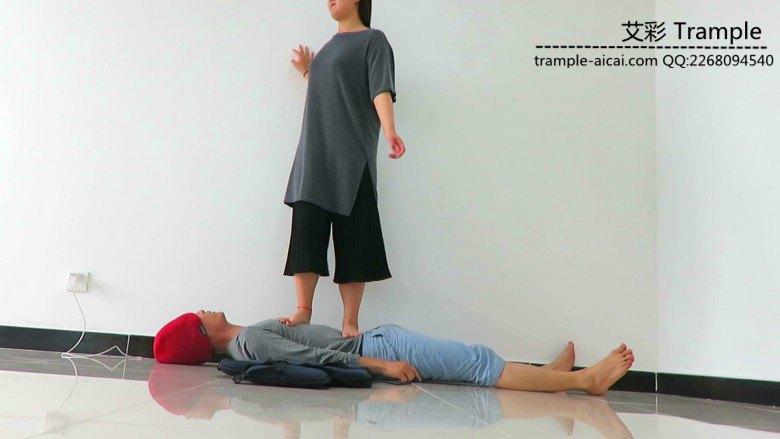 双胖主听音乐在贱狗身上韵律踩踏！