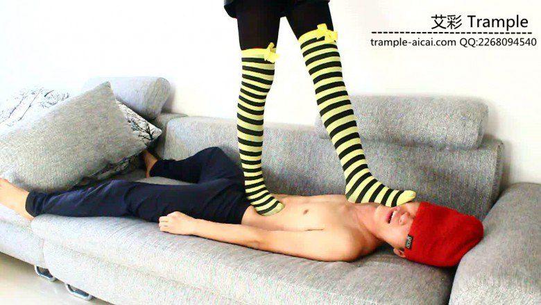 媛媛女主长筒袜踩踏，脚插嘴，全体重踩下体！