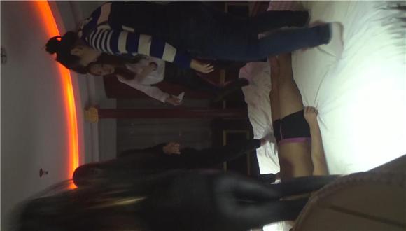 4位小美女白色棉袜踩踏闷昏