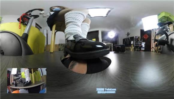 VR琳S人脸地板上 鞋子臭袜子踩脸窒息舔鞋底靴跟插嘴 VR琳S人脸地板上 鞋子臭袜子踩脸窒息舔鞋底靴跟插嘴