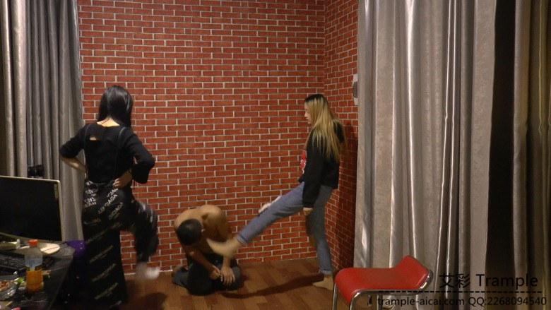 语儿和闺蜜耳光调教贱奴