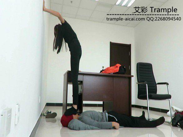 00后天使女主棉船袜全体重踩狗头，下体各种践踏！