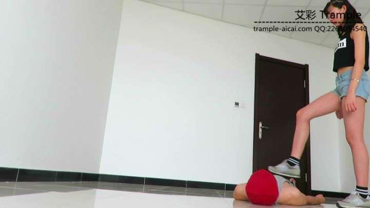 00后天使女主运动装羞辱贱狗钻跨踩踏！