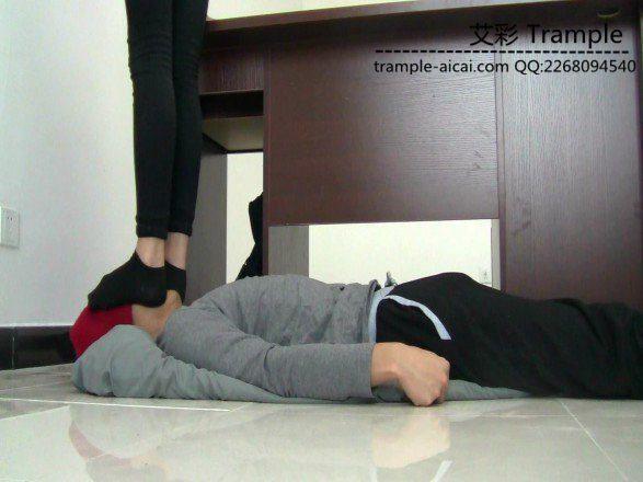 00后天使女主棉船袜全体重踩狗头，下体各种践踏！