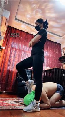 【冷颜】运动后原味鞋袜虐绿帽 bf51105