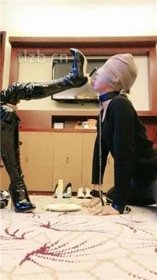 【诗恩】口球塞嘴/长靴高跟踩踏喂食/喂口水/赏圣水【完整版】