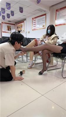 【尤物大大】会议室多素人S群调-骑马/舔脏鞋臭脚/转胯踩踏