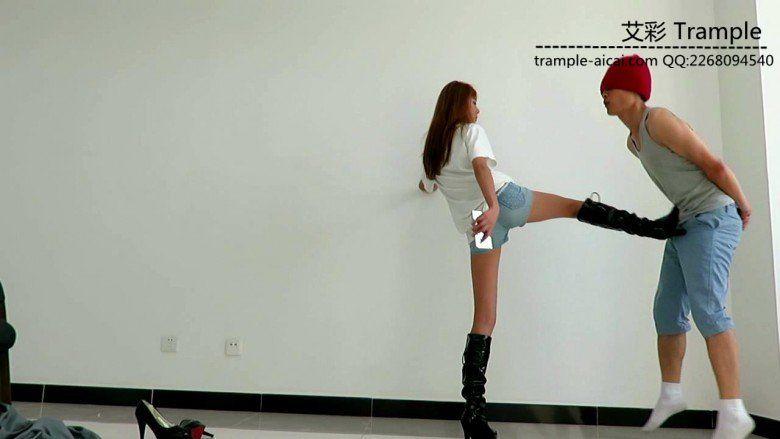 00后天使女主皮靴踢裆、踹头膝顶贱狗！