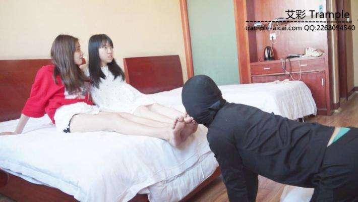 舔两位大一学生的原味裸足