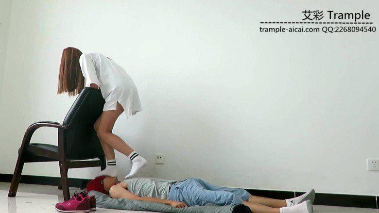 00后天使女主运动鞋白棉袜全体重踩头！
