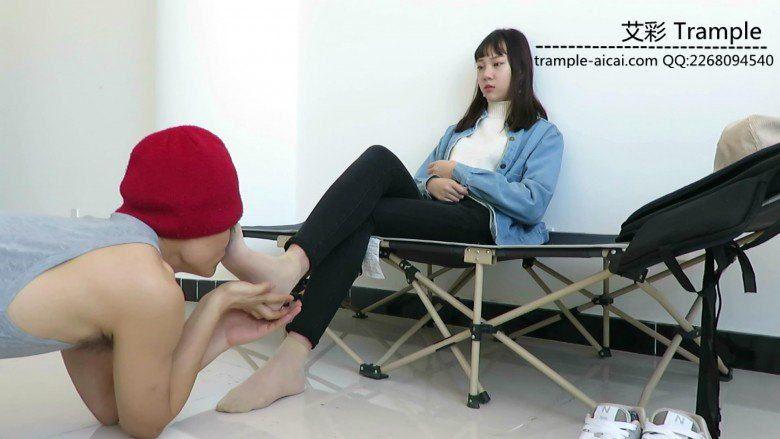 跪舔00后天使短丝玉足！贱狗被坐肚子践踏！